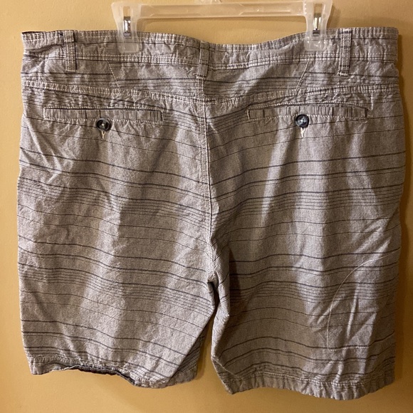 Mountain Ridge grey & white shorts size 42 - Picture 4 of 5